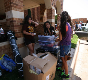 Victoria Estrada, freshman in mathematics, waits with her sisters and mom before moving into her dorm at Killingsworth. Photo By Yasmin Persaud