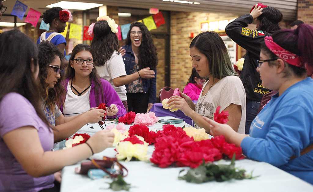 MSU students and guest participate making flower headbands during the Dia de los Muertos event held by multiple organizations in the Atrium, Wednesday, Nov. 1, 2017. Photo by Francisco Martinez
