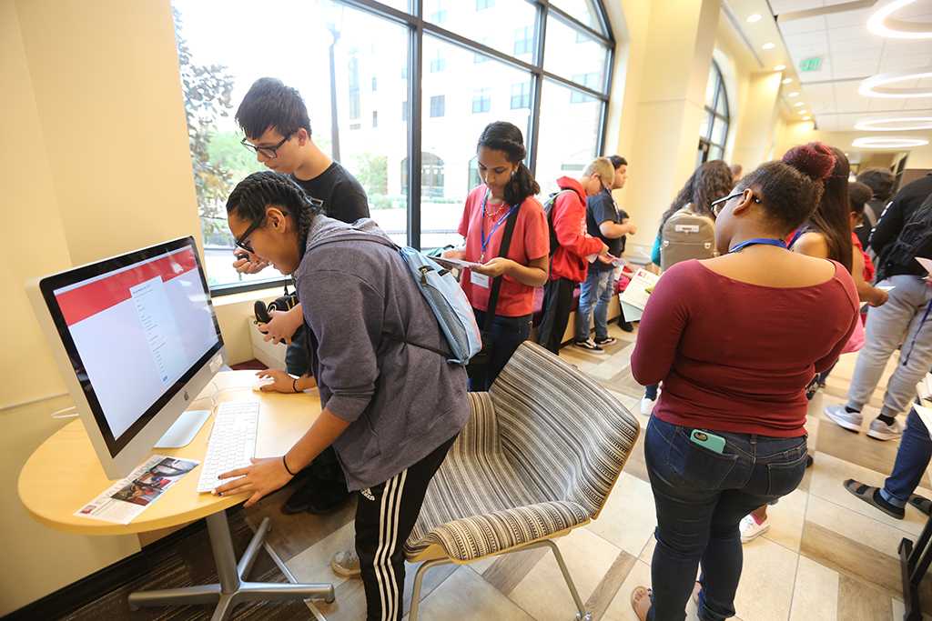 Students check in at Midwestern State University Social Media Day, Sept. 25, 2017. Photo by Bradley Wilson