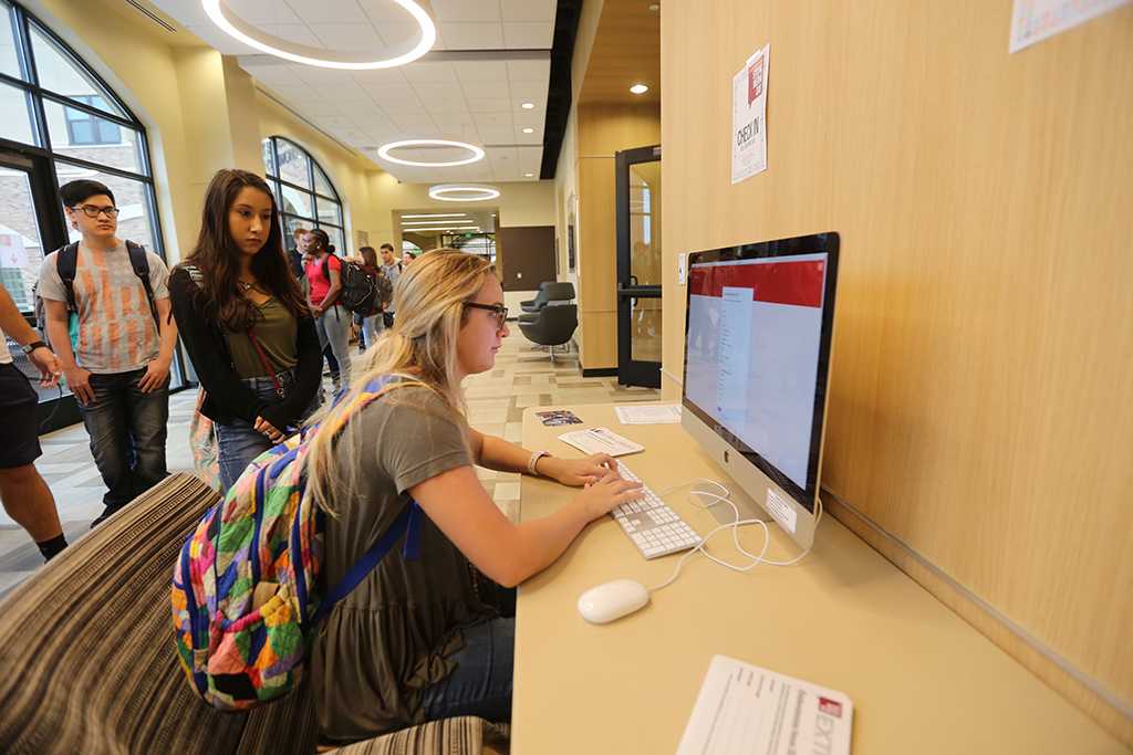Students check in at Midwestern State University Social Media Day, Sept. 25, 2017. Photo by Bradley Wilson