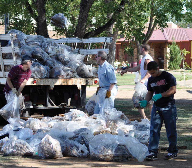 MSU community members help clean up trash from Sikes Lake. (Photo by Hannah Hofmann)