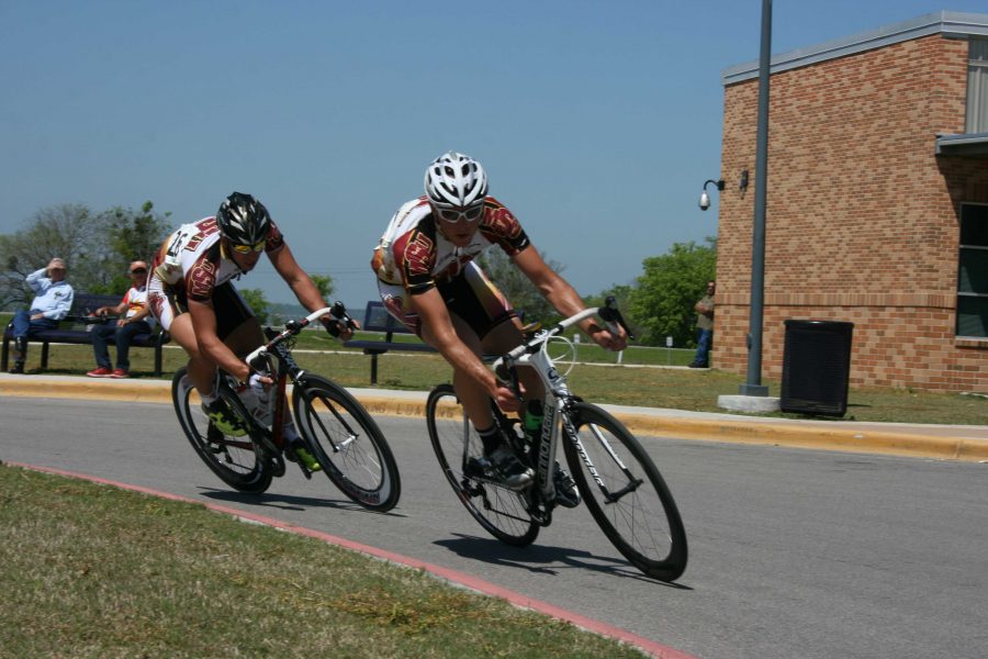 Josh Carter and Jason Short taking the roundabout portion of the crit in San Marcos. (Photo by Loren Eggenschwiler)