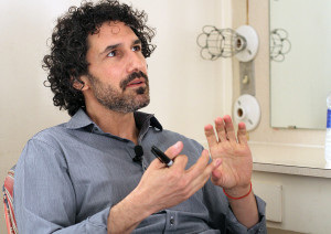 Ethan Zohn answers questions before his lecture April 3 in Akin Auditorium for the Artist Lecture Series. Photo by Lauren Roberts