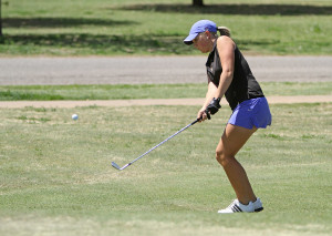 Sierra Campbell, freshman in marketing, makes a chip shot during golf practice at the Wichita Falls country club April 16. Photo by Lauren Roberts