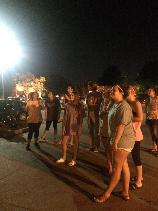 Alyvia Nichols, junior in early education, and some 20 others stand outside Moffett Library watching the Super Moon, Sept. 24. Photo by Taylor Courtney.