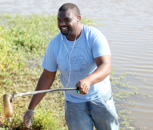Damian De Silva, economics senior, volunteers at the Sikes Lake cleanup on Sept. 12. Photo by Rawlecia Rogers.