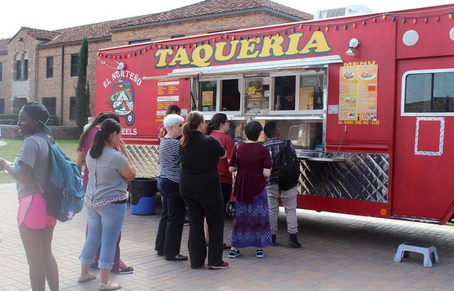 People wait in line to get tacos from El Norteno on Sept. 22 on Jesse Rogers Memorial Promenade. Photo by Gabriella Solis.
