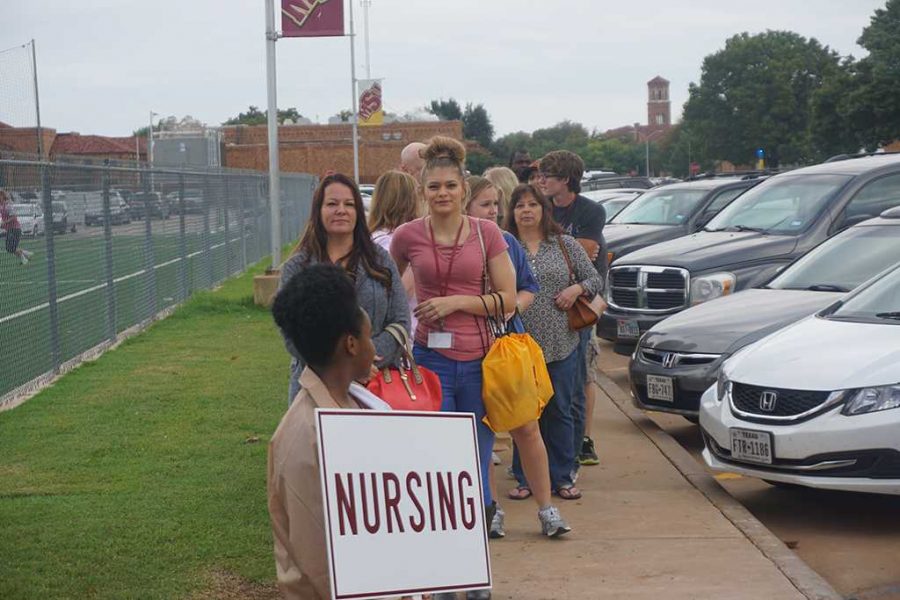Haley Nolan, incoming nursing freshman, and mother Shawna Nolan, await for a tour of campus. Photo by Topher McGehee