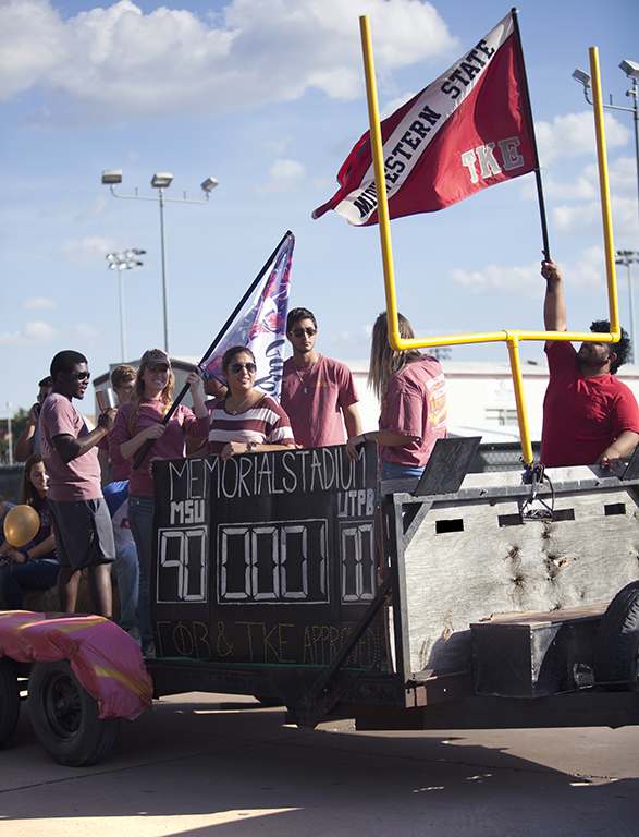Members of Gamma Phi Beta and Tau Kappa Epsilon participate in the Homecoming float competition on Oct. 28. Photo by Makayla Burnham