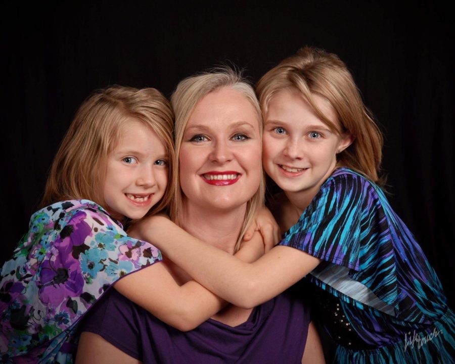 Jeanette Perry posing with her two daughters Rhiannon (15) and Meagan (12)
