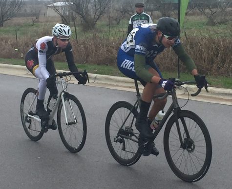 Morgan Ballesteros (left), physics sophomore, drafts behind rival during mens B criterium in San Marcos. Photo by Sharome Burton. Feb. 10.