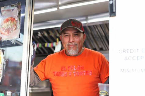 Dueño Gerardo "el Pelón" sirve comida en el camión de tacos, Feb. 22.