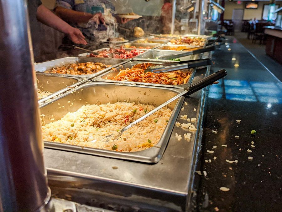 Arroz, lo mein y otros alimentos se ofrecen como base para su comida, el 9 de marzo.