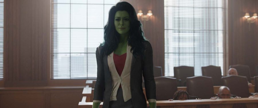 La actriz principal Tatiana Maslany interpreta a She-Hulk en "She-Hulk: Attorney at Law", 2022. Foto cortesía de Marvel Studios.