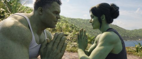 Mark Ruffalo interpreta a Hulk, quien intenta mostrarle a She-Hulk, interpretada por Tatiana Maslany cómo usar sus poderes, 2022. Foto cortesía de Marvel Studios.