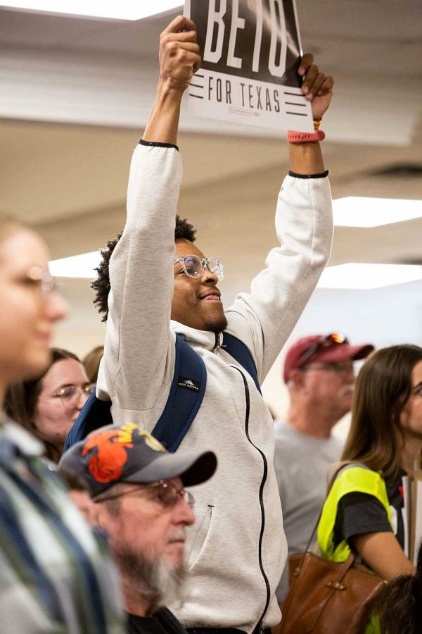 Maurqice Craig, estudiante de segundo año en administración de empresas, sostiene un cartel de mitin en apoyo de Beto, el 20 de octubre.