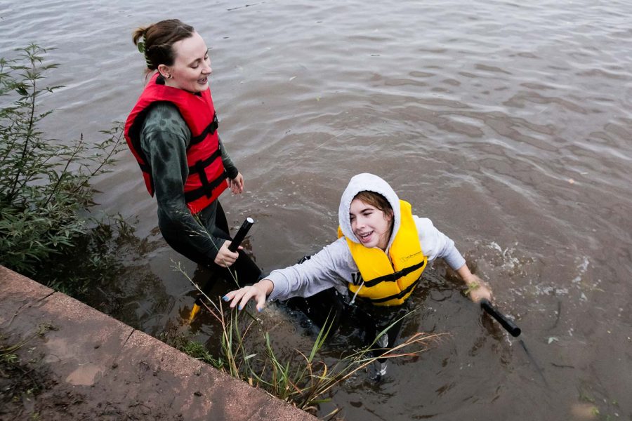 La estudiante de último año de enfermería Abigail Hurst, y la estudiante de primer año de biología Mallory Adkins, luchan para mantener a flote el bote de Gamma Phi Beta al comienzo de la Carrera de Botes de Cartón 2022, el 28 de octubre.