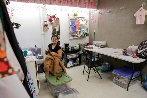 La propietaria de un negocio, Lili Martínez, trabaja duro en su puesto de venta de ropa, el 17 de noviembre.