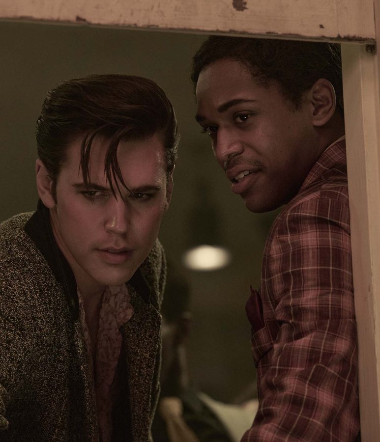 La interpretación de Austin Butler como Elvis Presley mira por una ventana junto al actor Kelvin Harrison Jr., interpretando a B.B. King. Foto cortesía de Warner Bros. Pictures.