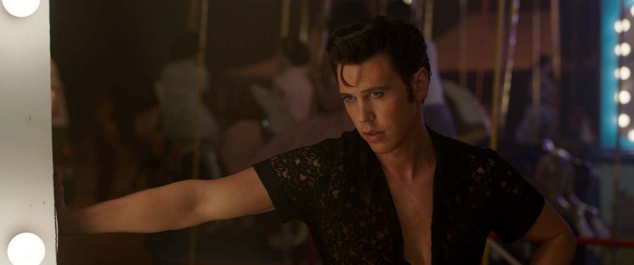 El actor principal Austin Butler interpreta al icónico Elvis Presley en la reciente Elvis, 2022. Foto cortesía de Warner Bros. Pictures.
