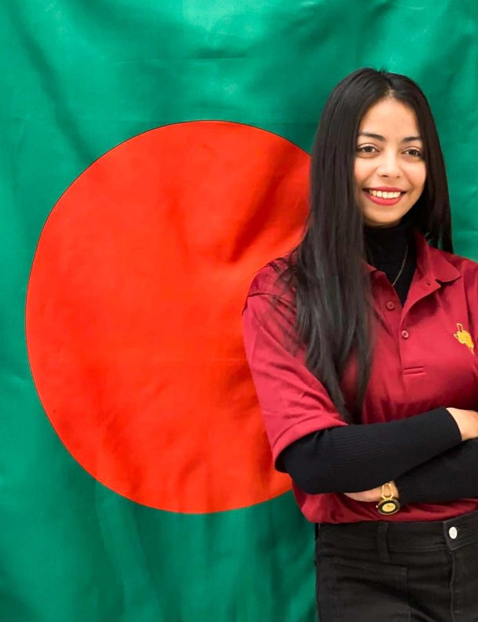 Nurun Nuri, graduado en análisis de negocios, junto a una bandera de Bangladesh, el 9 de febrero.