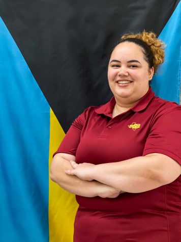 La estudiante de primer año de radiología Paige Cartwright, junto con una bandera de las Bahamas, el 9 de febrero.
