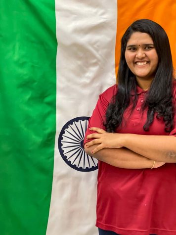 Padmalekshmi Latha, graduada en análisis de negocios, junto a una bandera india, el 9 de febrero.