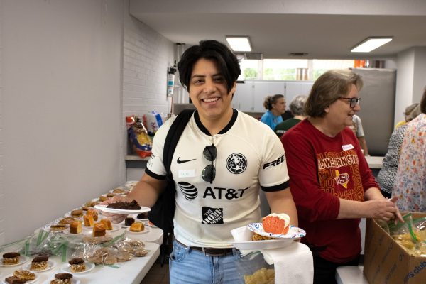El estudiante de segundo año Petey Ochoa, sonríe mientras sostiene su plato de comida, Sep. 13.