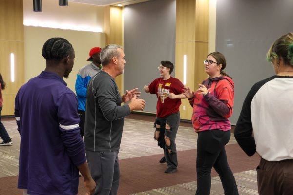 Retired police officer Steve Gregg teaches MSU students self defense techniques and situational awareness strategies, Oct 22.